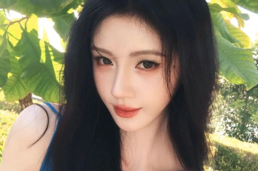 杨幂微博之夜造型引爆热搜！深紫缎面礼服配蓝宝石项链惊艳全场岁月不败美人话题阅读量破五亿！